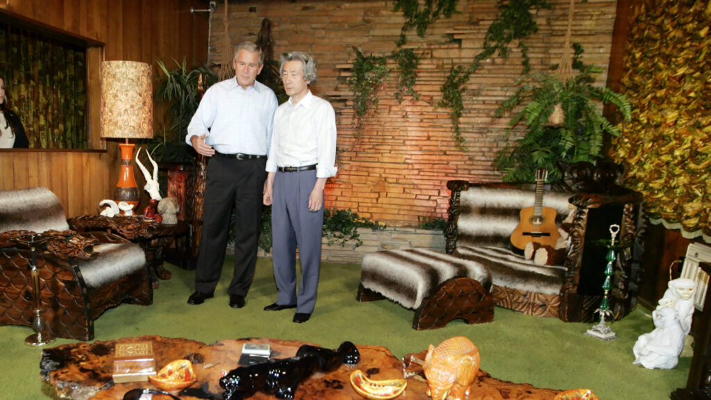 George W. Bush und Junichiro Koizumi im Jungle Room von Graceland