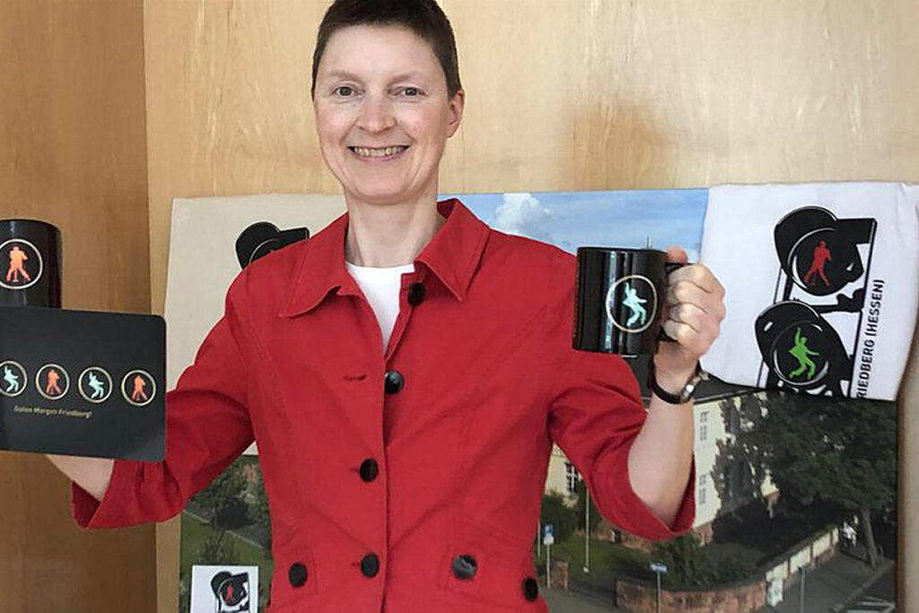 Friedbergs Erste Stadträtin Marion Götz stellt Produkte mit dem Motiv der Elvis-Ampel vor.