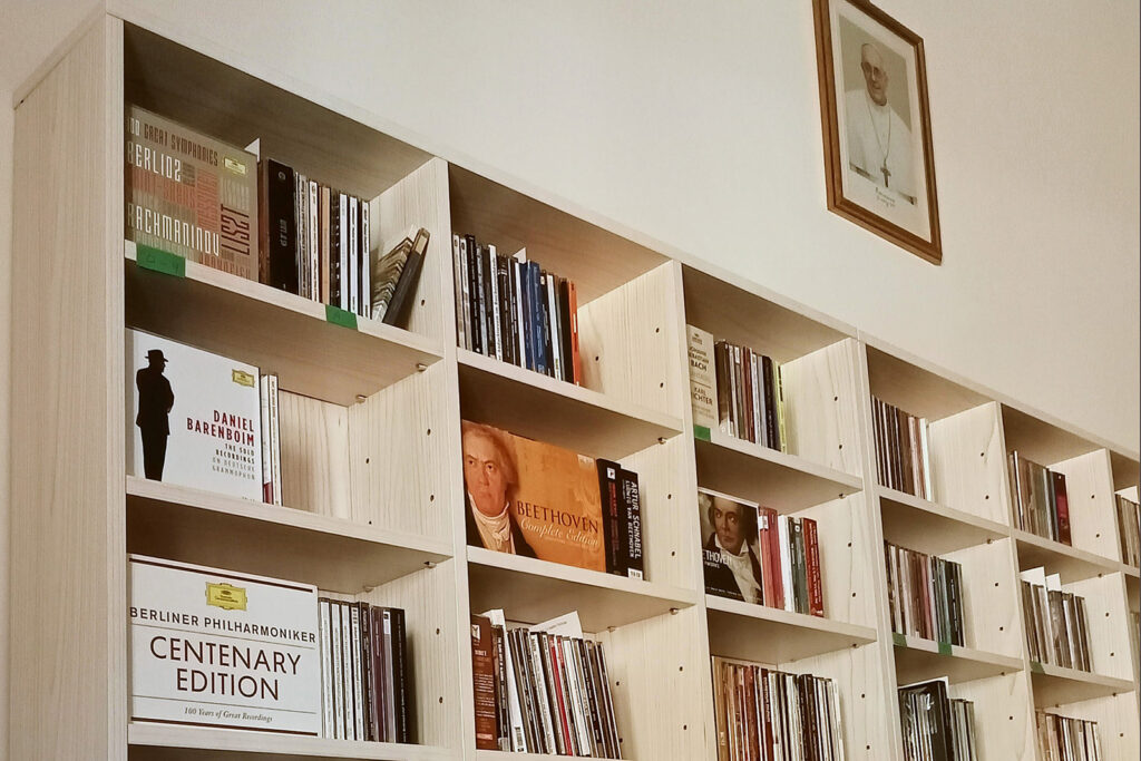Die Musikbibliothek von Papst Franziskus ist im Päpstlichen Rat für Kultur abgebildet. Das Foto wurde am 12. Januar 2022 von Kardinal Gianfranco Ravasi, dem Präsidenten des Rates, auf Twitter veröffentlicht. Kardinal Ravasi sagte, dass er vor mehr als drei Jahren mit der Kuratierung der Sammlung begonnen hat und dass sie nun fast 2.000 CDs und 19 Vinylplatten enthält.