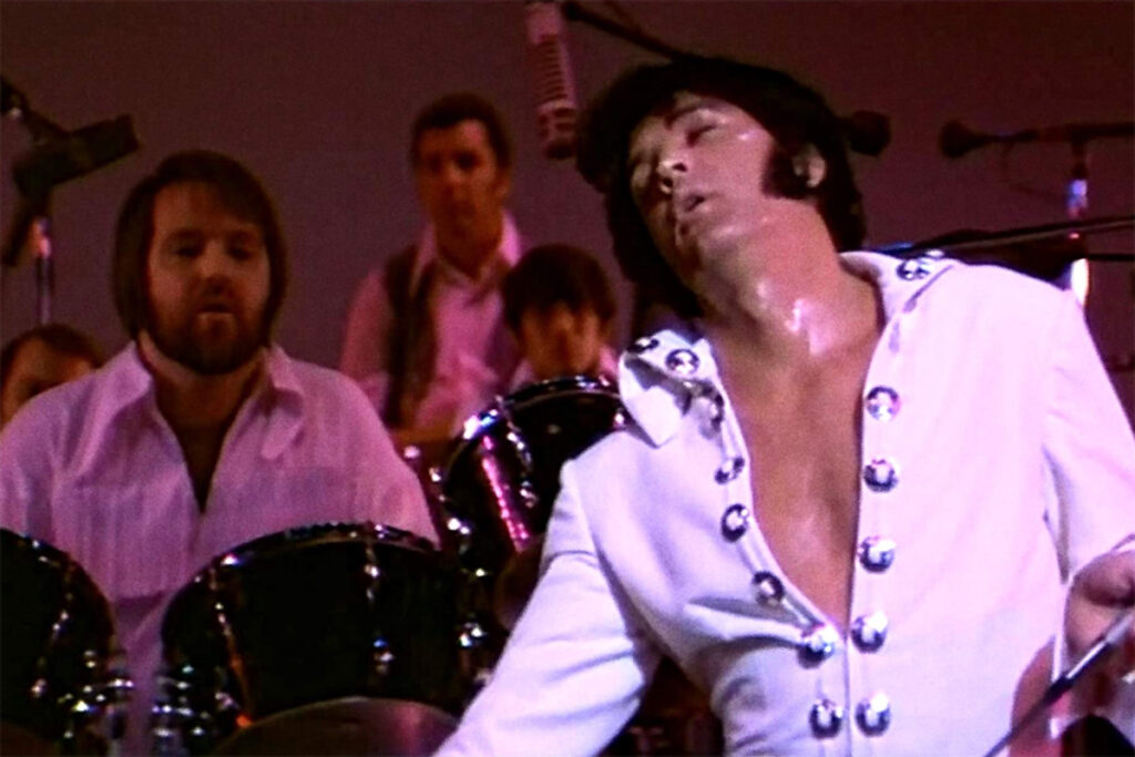 Elvis und Ronnie Tutt 1970 in Las Vegas