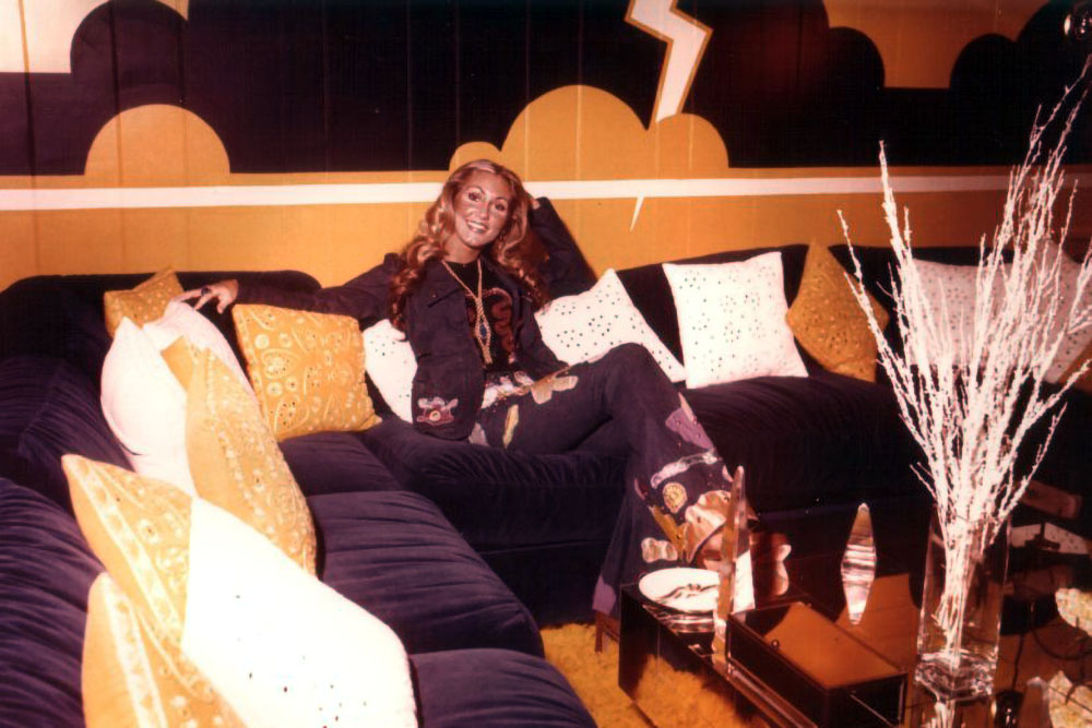 Linda Thompson im Fernsehzimmer im Elvis Anwesen Graceland