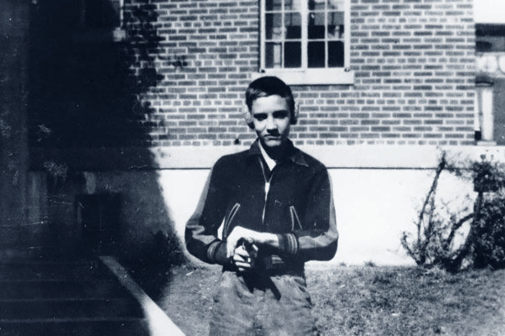 Elvis Presley in den Lauderdale Courts in Memphis 1949