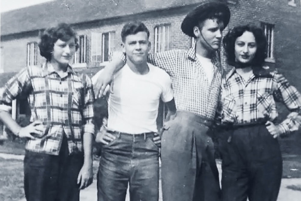 Elvis posiert mit Freunden in den Lauderdale Courts ca. 1951