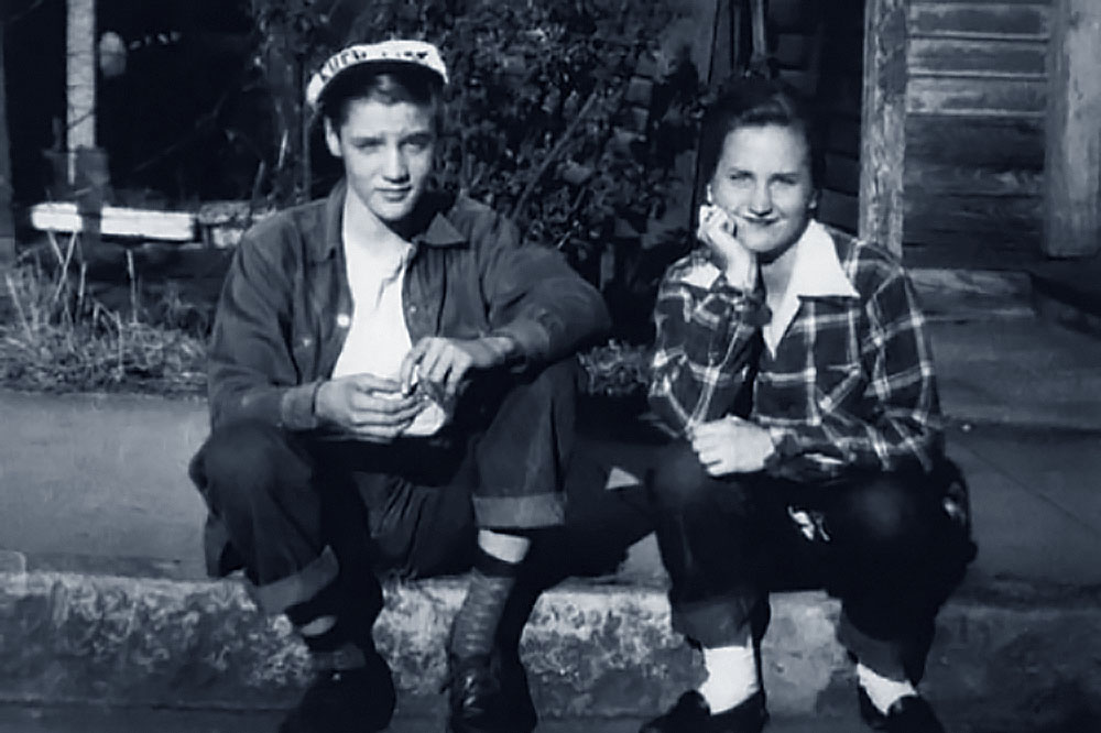 Im Alter von 15 Jahren posiert Elvis Presley mit Betty McMahan gegenüber der Wohnsiedlung Lauderdale Courts im Jahr 1950