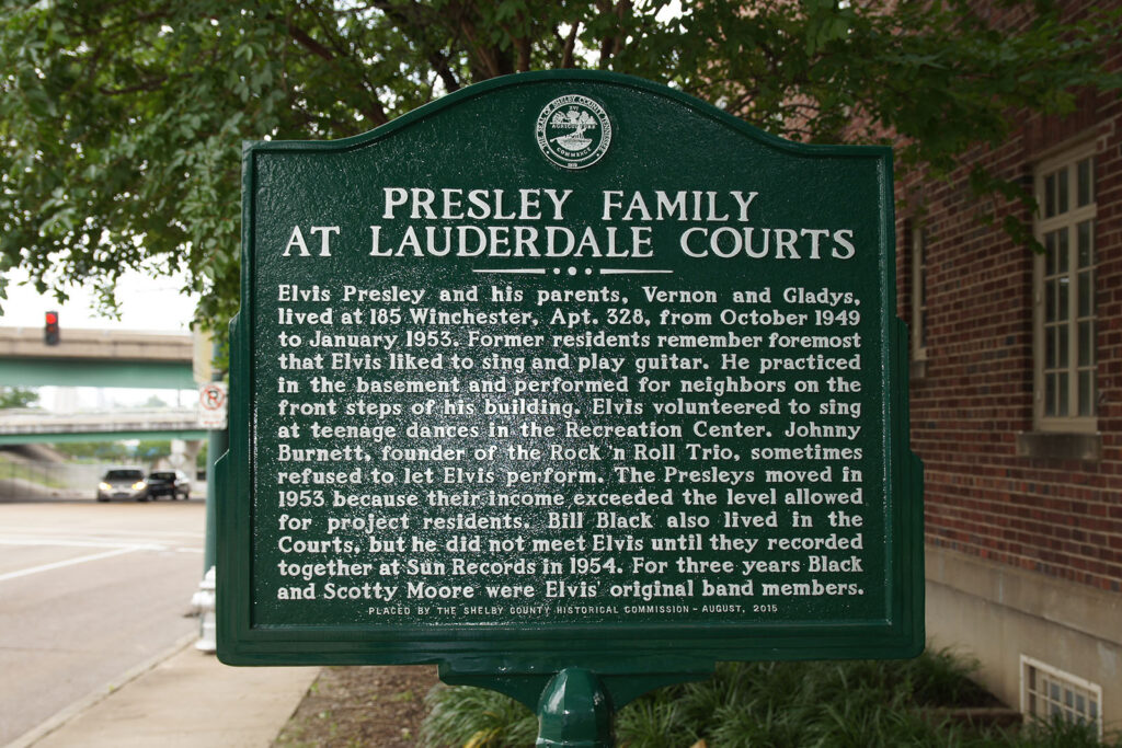 Die Gedenktafel der Shelby County Historical Commission gibt Informationen zu Elvis' Bezug zu den Lauderdale Courts