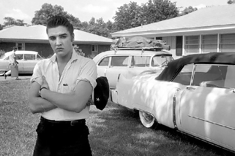 Elvis posiert am 29. Mai 1956 vor seinem neuen Domizil
