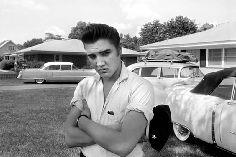 Elvis posiert am 29. Mai 1956 vor seinem neuen Domizil
