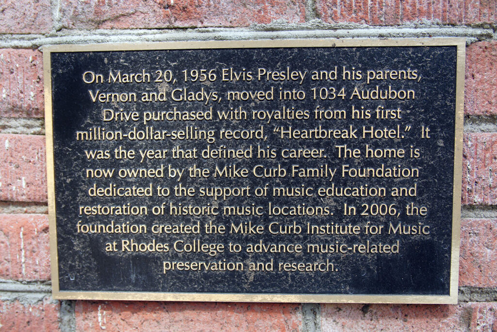 Die Plaquette am Eingangsbereich des Domizils im Audubon Drive 1034, Memphis