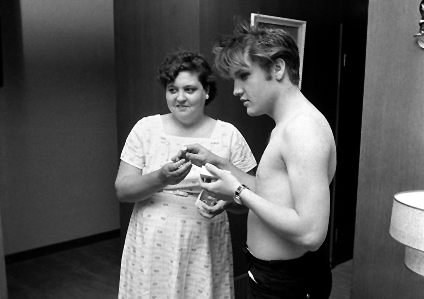 Gladys Presley und Elvis im Audubon Drive Haus im Jahr 1956