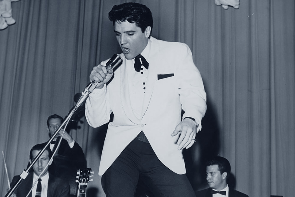 Elvis Presley während der Abendvorstellung am 25. Februar 1961. links unten hinter Elvis ist Schlagzeuger D. J. Fontana zu sehen
