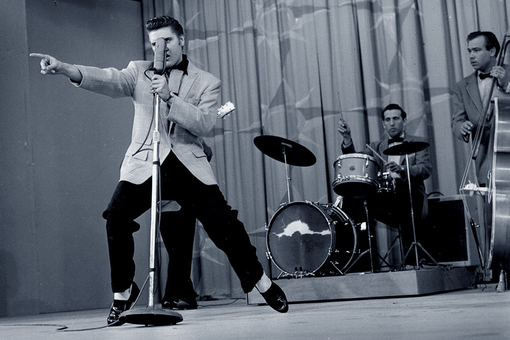Elvis mit D. J. Fontana und Bill Black während seines Auftritts am 05. Juni 1956 im NBC-Studio in Burbank