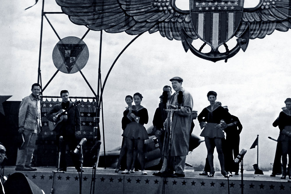 Milton Berle und Elvis während der Proben zur Show am 03. April 1956 an Bord des Flugzeugträgers U.S.S. Hancock