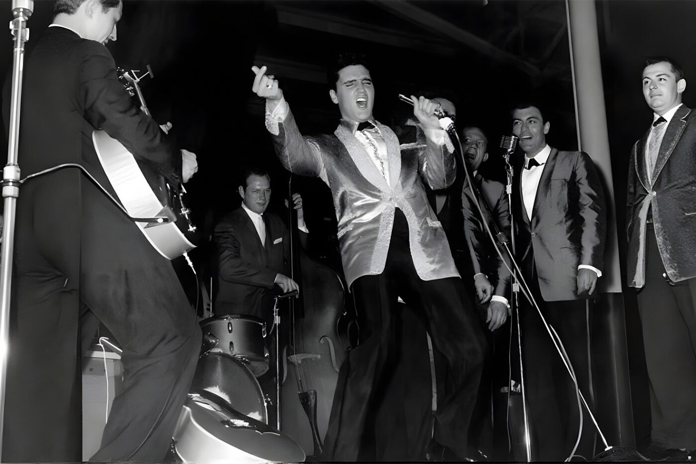 Elvis Presley beim U.S.S. Arizona Benefiz Konzert