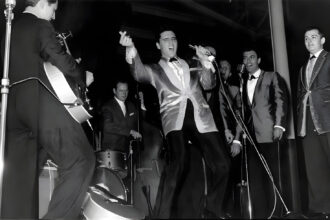 Elvis Presley beim U.S.S. Arizona Benefiz Konzert