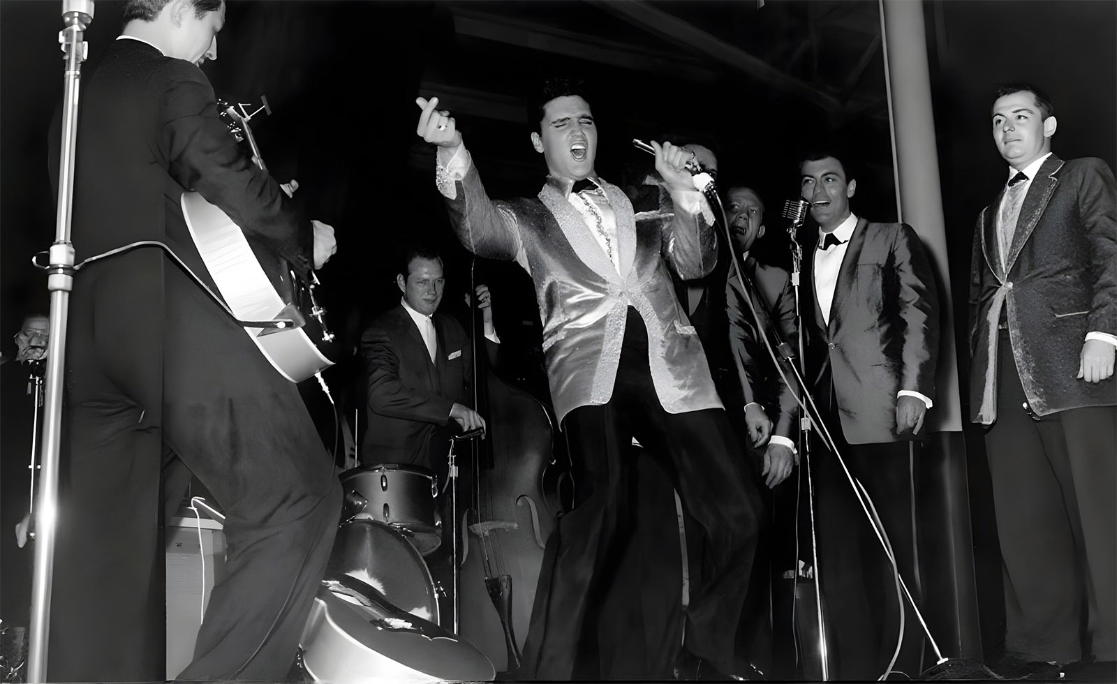 Elvis Presley beim U.S.S. Arizona Benefiz Konzert