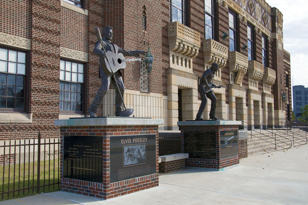 Statuen von Elvis Presley und James Burton am Eingang des Municipal Auditorium, errichtet zu Ehren ihres prägenden Einflusses auf die Musikgeschichte und ihre legendären Auftritte an diesem historischen Ort