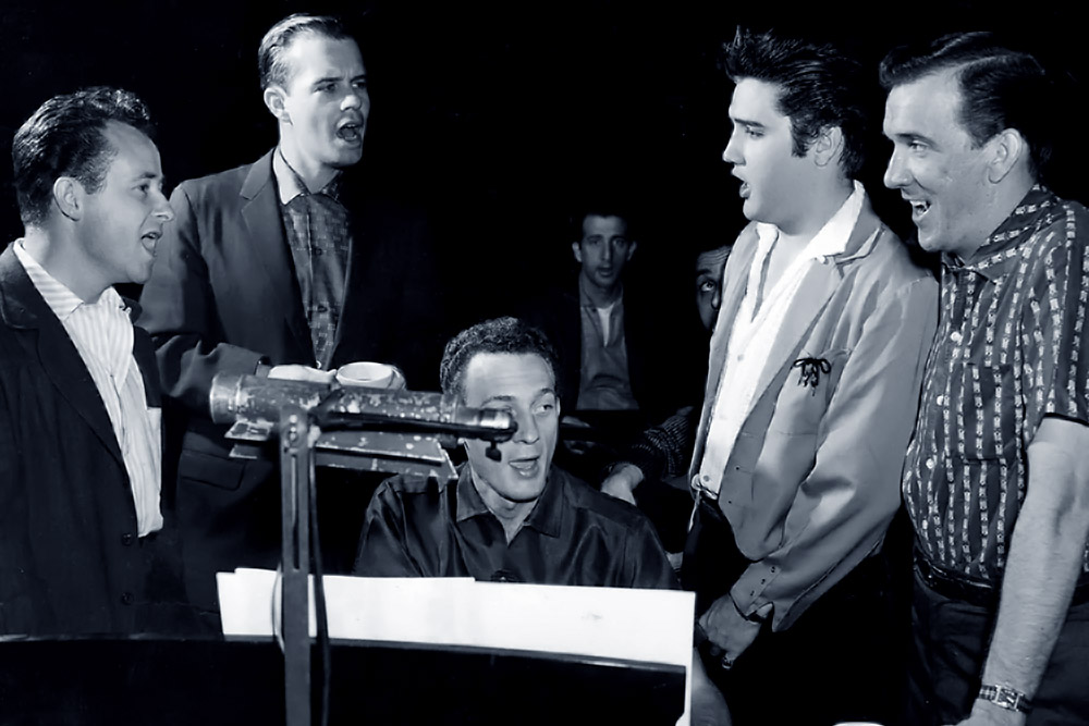 Radio Recorders Studio in Hollywood, Freitag 03. Mai 1957: v.l.n.r.: Gordon Stoker, Neal Matthews, Hoyt Hawkins (am Klavier), Elvis Presley und Hugh Jarrett. im Hintergrund sind Schlagzeuger D. J. Fontana und Bassist Bill Black zu sehen.