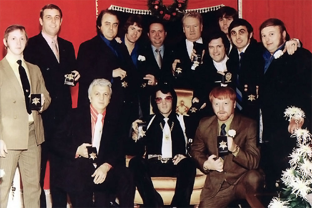 Mitglieder der Memphis Mafia posieren am 28. Dezember 1970 für ein gemeinsamens Foto. Links neben Elvis ist Leibarzt George C. Nichopoulos, rechts Red West zu sehen.