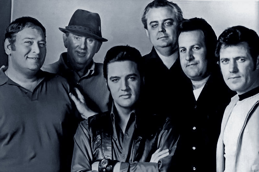 Die Memphis Mafia 1968: v.l.n.r: Alan Fortas, Tom Parker, Elvis Presley, Lamar Fike, Joe Esposito und Charlie Hodge