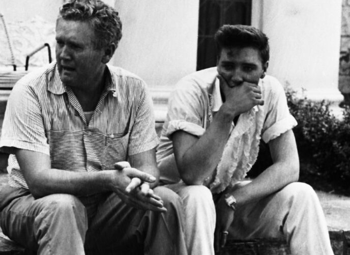 Vernon und Elvis trauern am 14. August 1958 um Gladys Presley vor dem Krankenhaus in Memphis