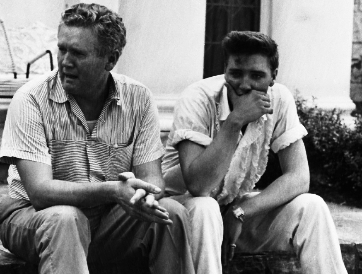 Vernon und Elvis trauern am 14. August 1958 um Gladys Presley vor dem Krankenhaus in Memphis