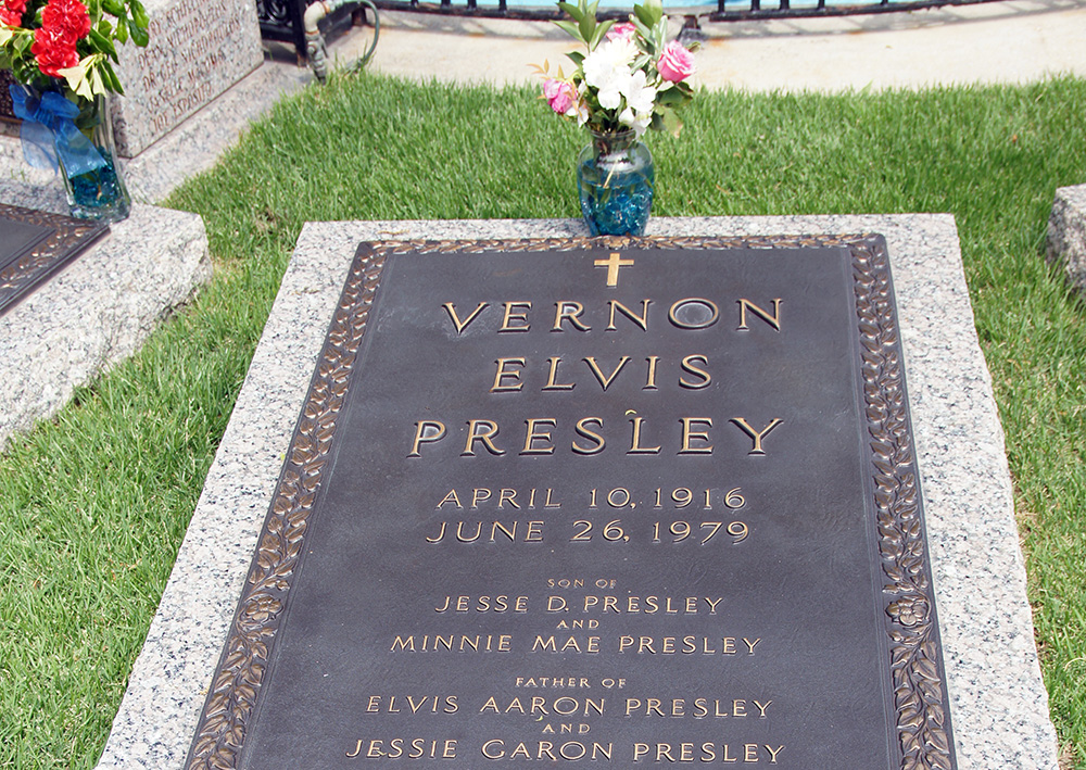 Grab von Vernon Presley im Meditationsgarten von Graceland