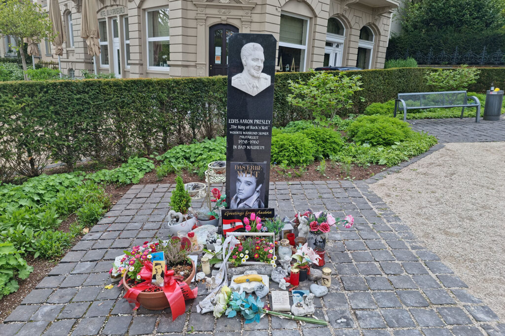 Die 1995 errichtete Elvis-Stele vor dem Hotel Grunewald zieht jährlich tausende von Fans an.