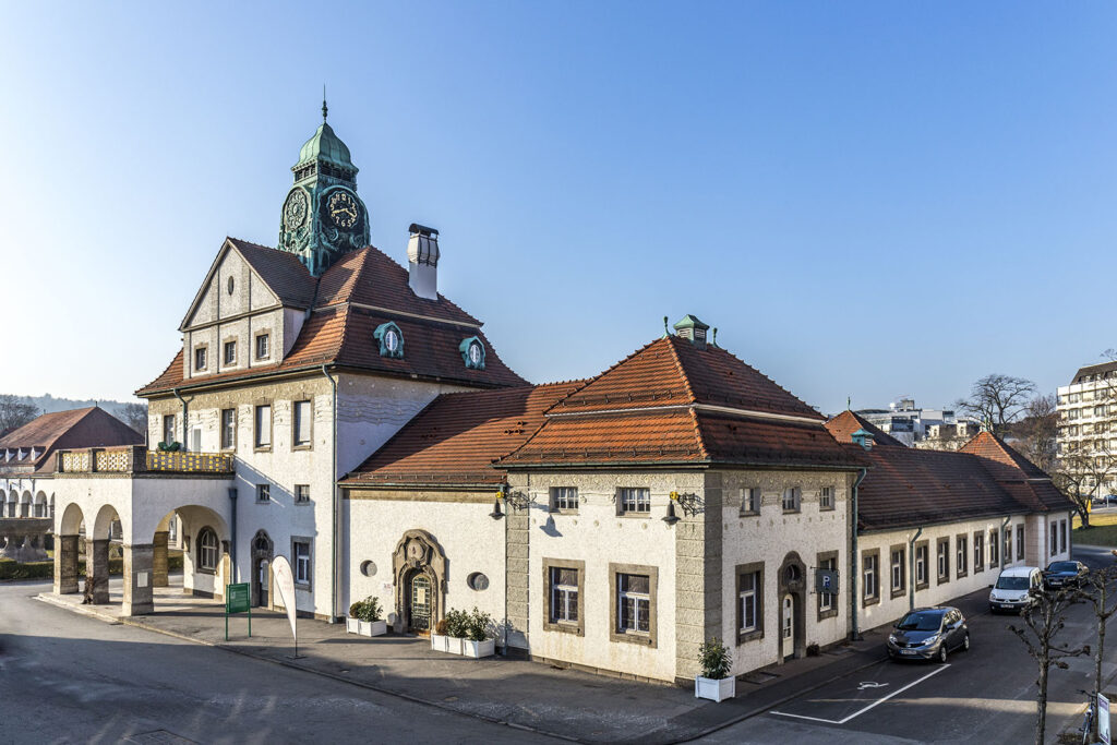 Der Sprudelhof in Bad Nauheim ist ein Ensemble von Badeanlagen, erbaut zwischen 1905 - 1911, mit prächtigen Fassaden und Brunnen.