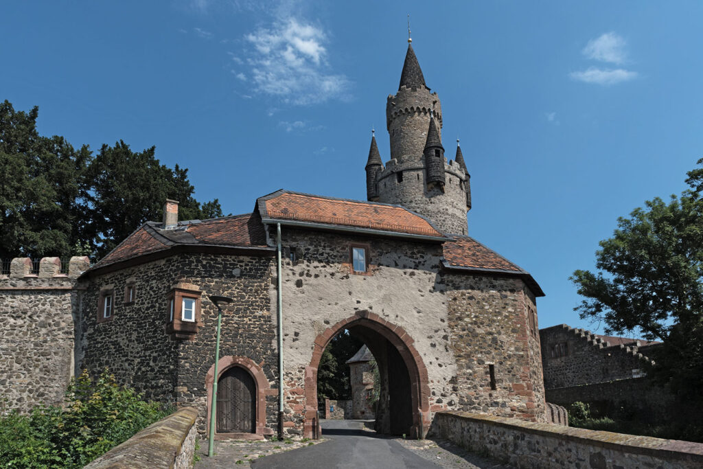Die Burg Friedberg ist eine der größten erhaltenen Wehrburgen Europas mit Doppelringmauer und dem markanten Adolfsturm.