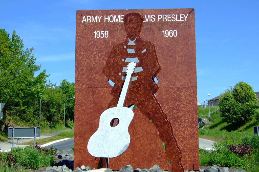 Das Elvis Presley Denkmal vor den ehemaligen Ray Barracks