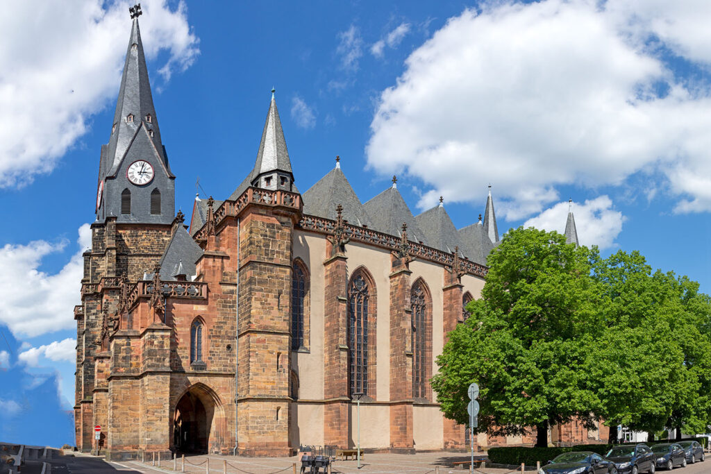 Die Stadtkirche "Unser Lieben Frauen" ist eine gotische Hallenkirche aus dem 13.–15. Jahrhundert im Zentrum von Friedberg.