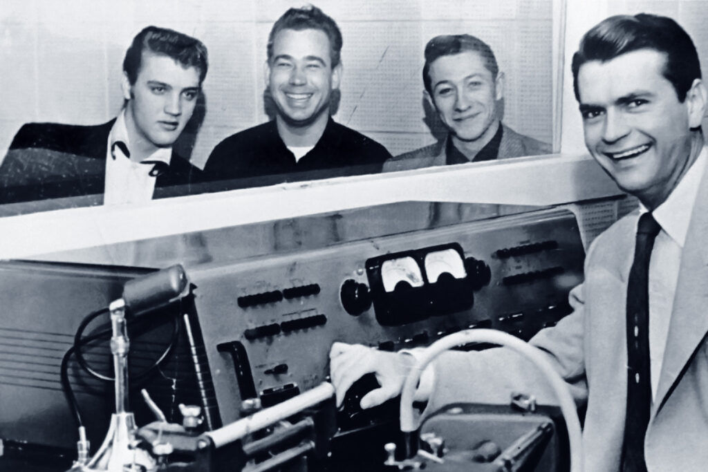 Elvis, Bill Black, Scooty Moore und Sam Phillips im Sun Studio 1954