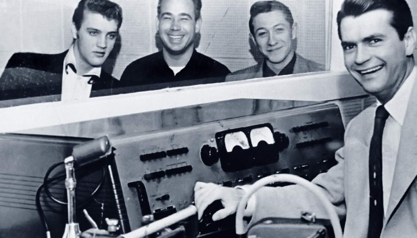 Elvis, Bill Black, Scooty Moore und Sam Phillips im Sun Studio