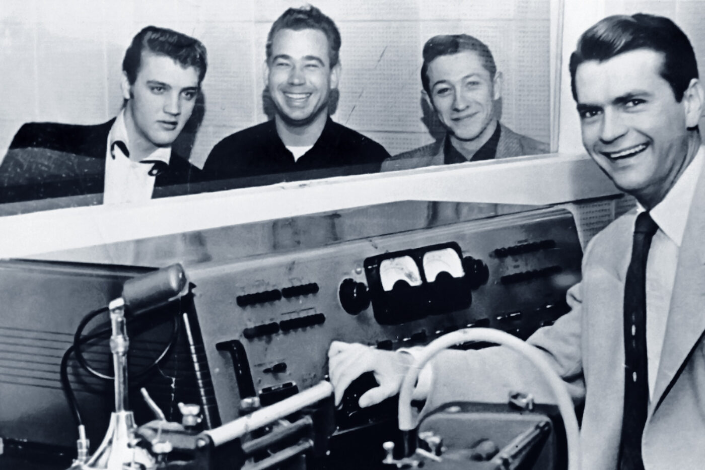 Elvis, Bill Black, Scooty Moore und Sam Phillips im Sun Studio