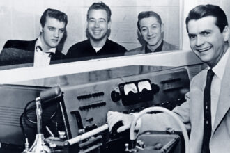 Elvis, Bill Black, Scooty Moore und Sam Phillips im Sun Studio
