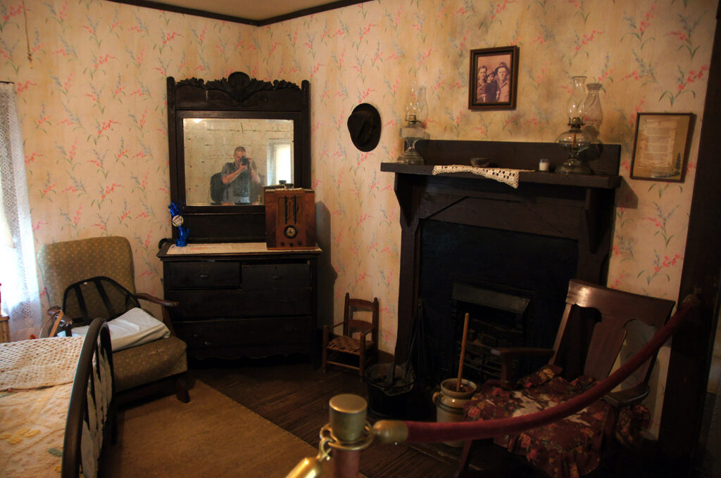 Elvis Birthplace Schlafzimmer und Wohnzimmer