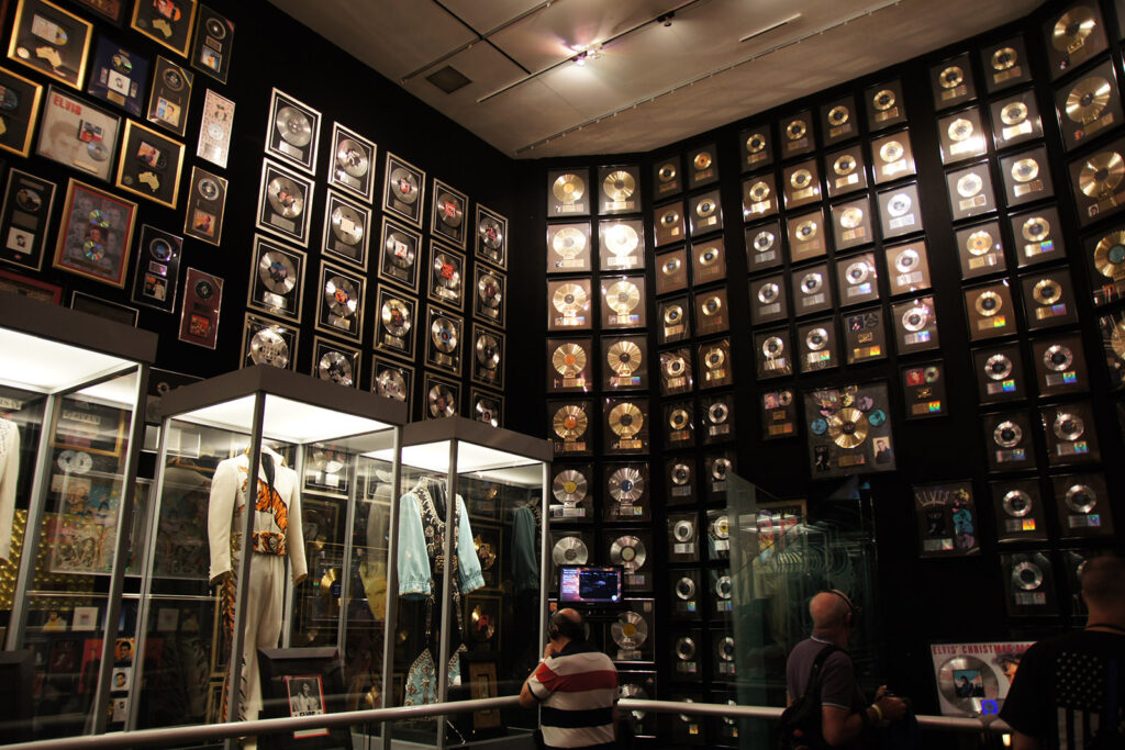 Elvis Ausstellungen in Graceland