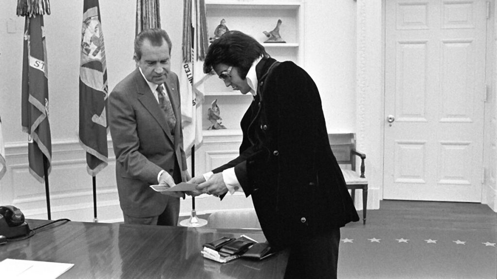 Elvis überreicht Nixon seine Geschenke und trägt sein Anliegen vor.