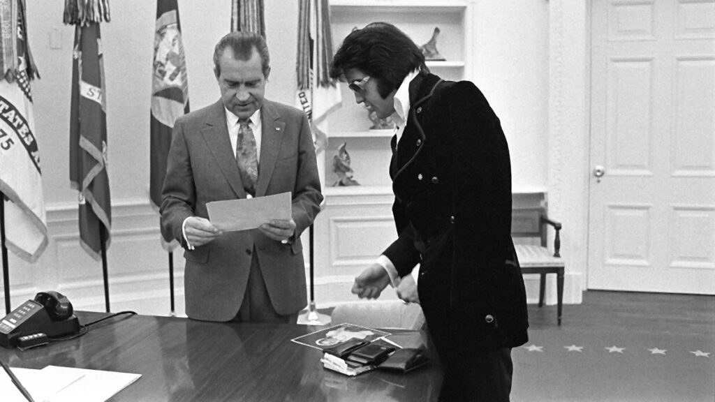 Elvis überreicht Nixon seine Geschenke und trägt sein Anliegen vor.