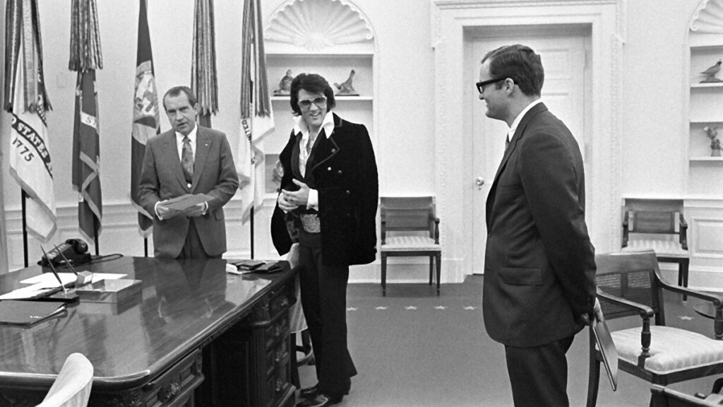 Präsident Richard Nixon, Elvis und Stabsmitarbeiter Egil (Bud) Krogh im Oval Office
