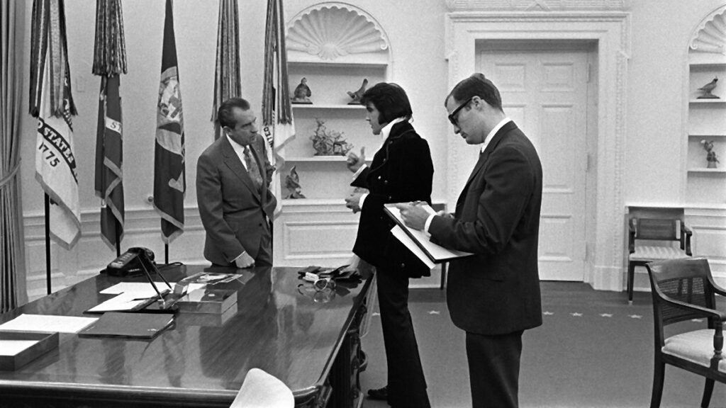 Elvis bespricht mit Präsident Nixon und Stabsmitarbeiter Egil Krogh sein Anliegen.
