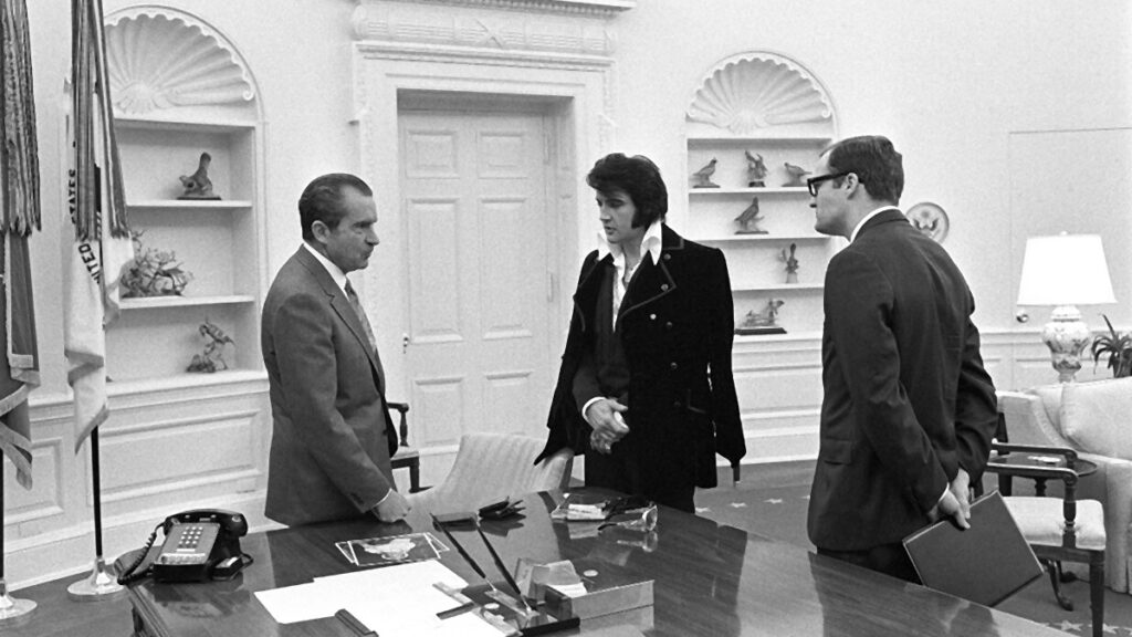 Elvis bespricht mit Präsident Nixon und Stabsmitarbeiter Egil Krogh sein Anliegen.