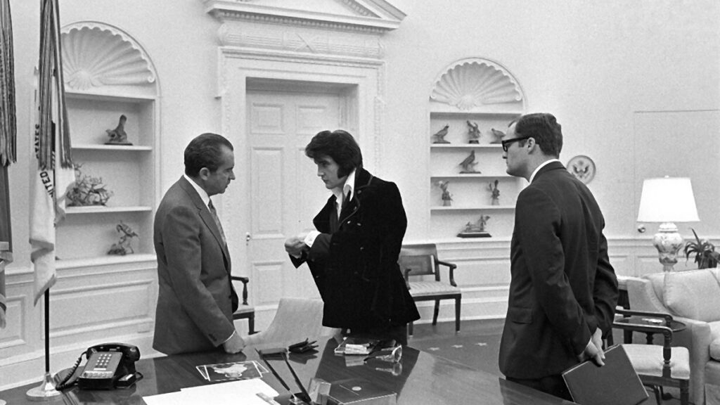 Elvis bespricht mit Präsident Nixon und Stabsmitarbeiter Egil Krogh sein Anliegen.