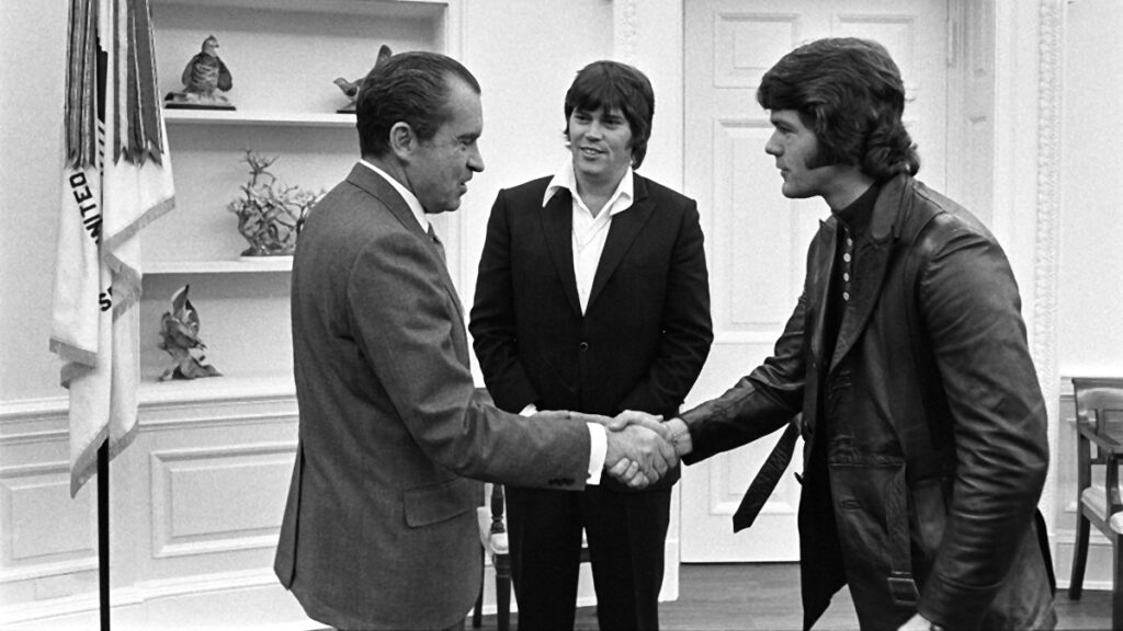 Sonny West und Jerry Schilling begrüßen das Staatsoberhaupt.