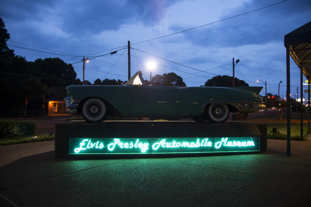 Elvis Presley Automobile Museums: türkieser Cadillac am Museumseingang