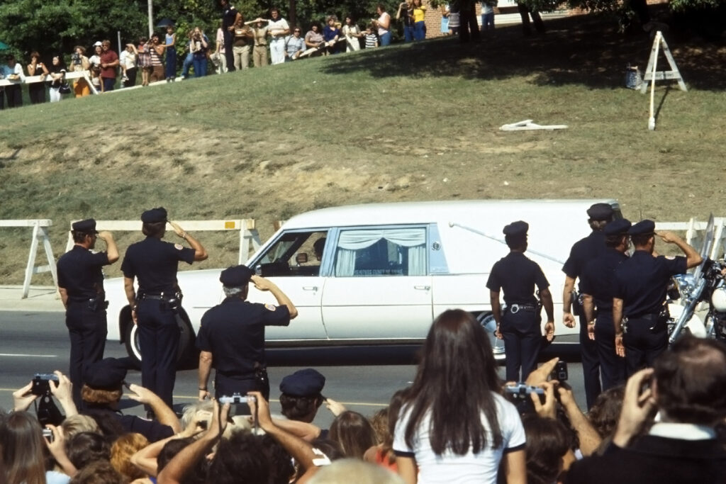 Elvis Presley Beerdigungskonvoi verlässt Graceland am 18. August 1977
