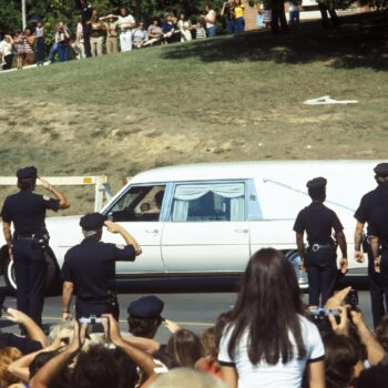 Elvis Presley Beerdigungskonvoi verlässt Graceland am 18. August 1977