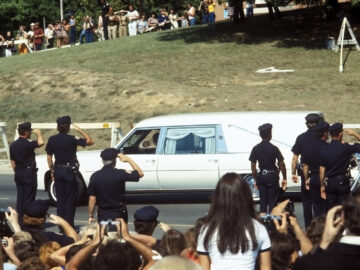 Elvis Presley Beerdigungskonvoi verlässt Graceland am 18. August 1977