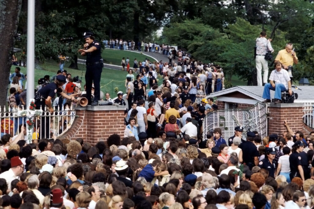 Fans am 18.08.1977 während der Elvis Beerdigung am Anwesen Graceland