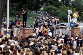 Fans am 18.08.1977 während der Elvis Beerdigung am Anwesen Graceland
